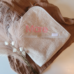 Baby-badcape-cadeau-beige-en-roze-garen 