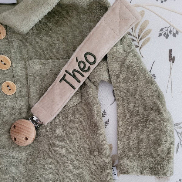 baby-gepersonaliseerd-kraamcadeau-stof-jongen-meisje-fopspeen-accessoires-baby-beige-met-groene-letters-naam-Théo