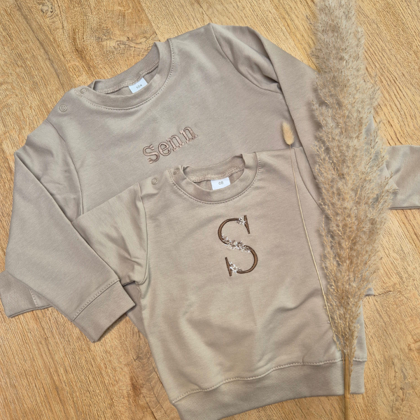 Beige Sweater met naam of bloeminitiaal