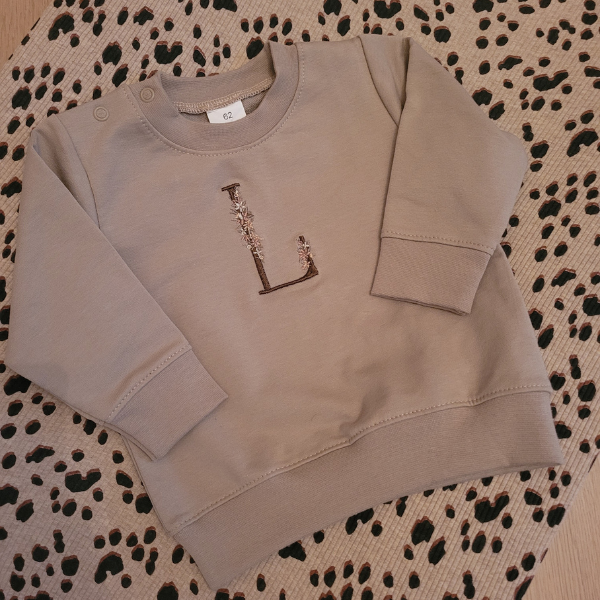 Beige Sweater met bloeminitiaal