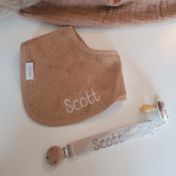 Spuugdoek-bruin-met-naam-Scott