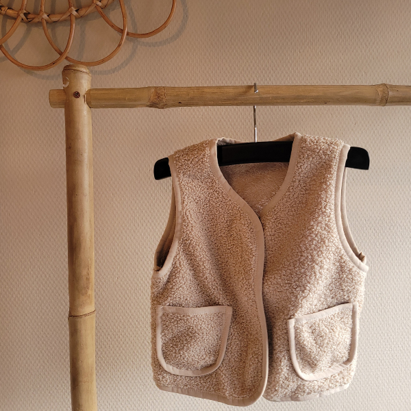 Teddy-gilet-kind-beige-aan-kledinghanger