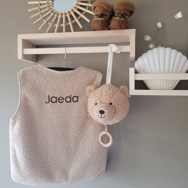 Teddy-gilet-met-naam-bruin-en-muziekhanger-babykamer