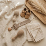 Kraamcadeau set met geborduurd taupe corduroy speenkoord met naam Lorin en slofjes