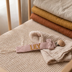 Luxe geborduurd speenkoord met naam Lily op hydrofiele doek in babykamer