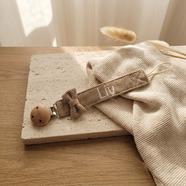 Luxe taupe corduroy speenkoord met witte geborduurde naam Liv - Mini & Beau