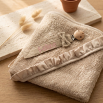 Taupe speenkoord met roze geborduurde naam Feline op zachte badcape