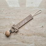 Neutraal beige taupe ribstof speenkoord met geborduurde naam Laurie en strikje
