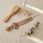 Taupe corduroy speenkoord met naam Enora, babyborstel en bijpassende fopspeen